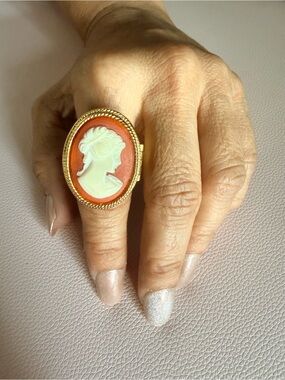 Vintage Avon Cameo Locket Ring “poison ring”
